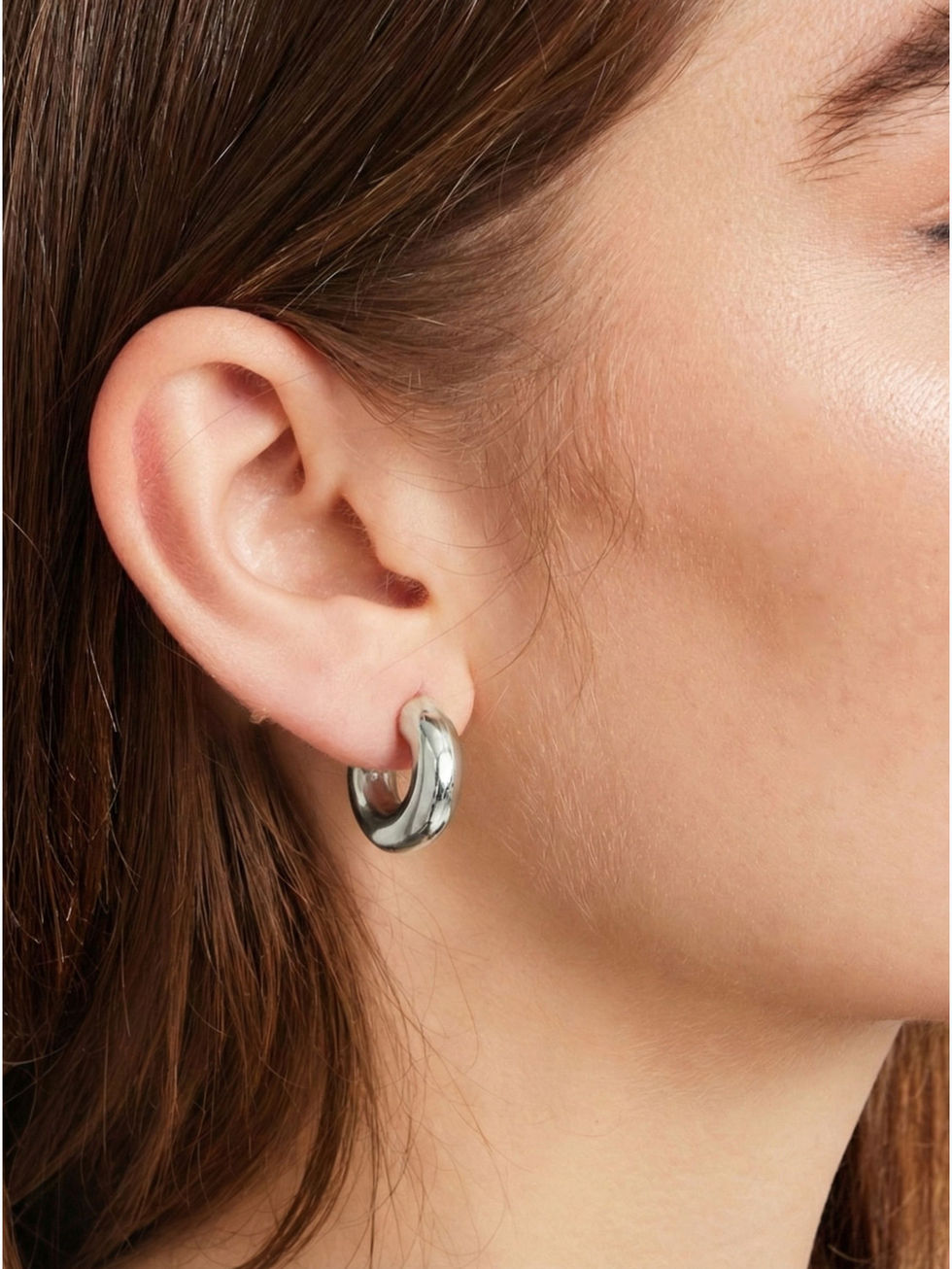 Die silberne Variante der Emma Creolen (S) am Ohr – zeitloser, massiver Edelstahlschmuck für moderne Looks.