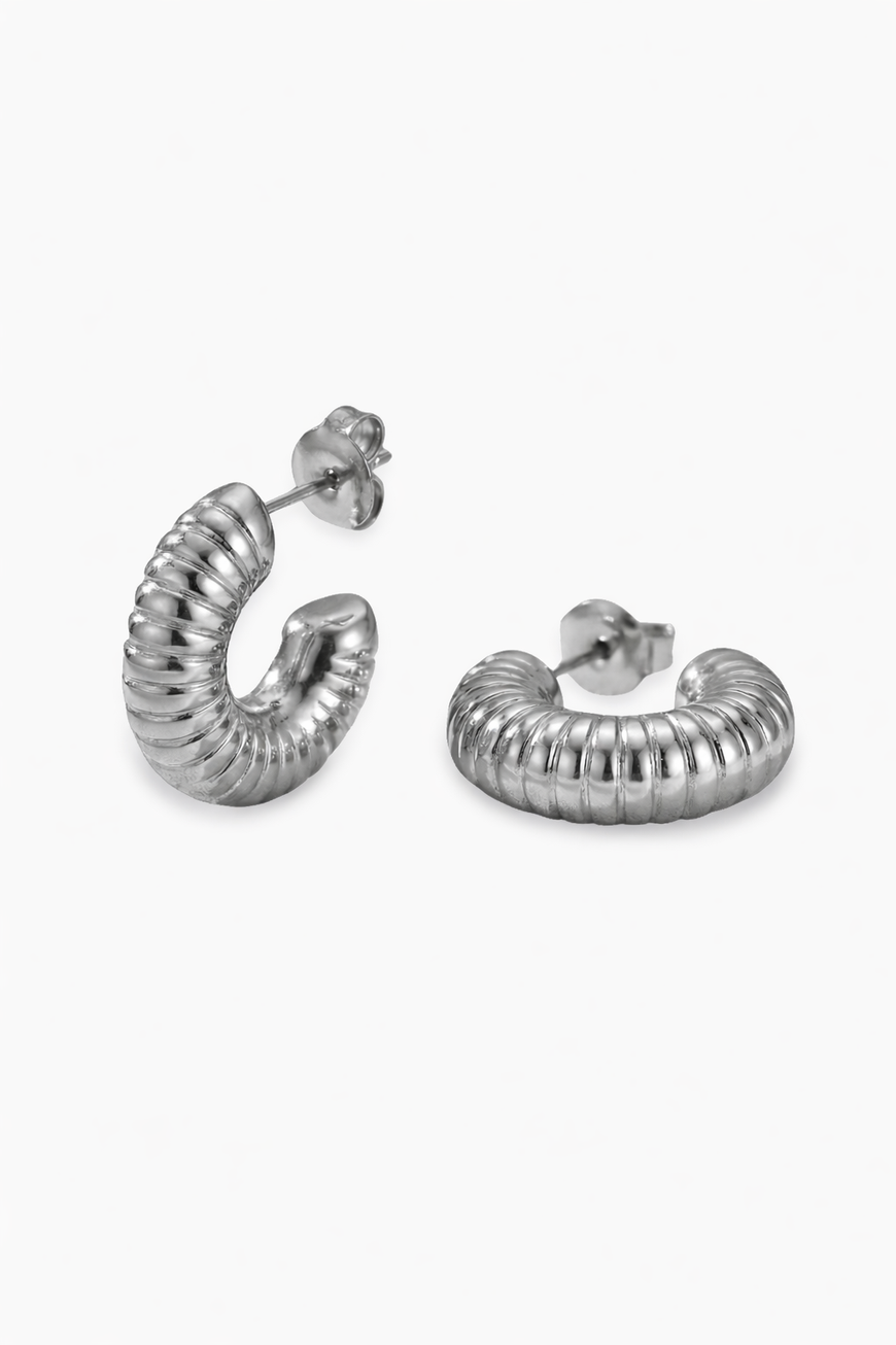Sabibel Cira Hoops Silber: Moderne Edelstahl-Halbmond Creolen für einen cleanen Look.