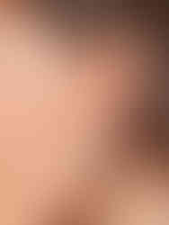 Elegante gedrehte Cecilia Creolen am Ohr getragen – moderner Look aus silbernem Edelstahl.