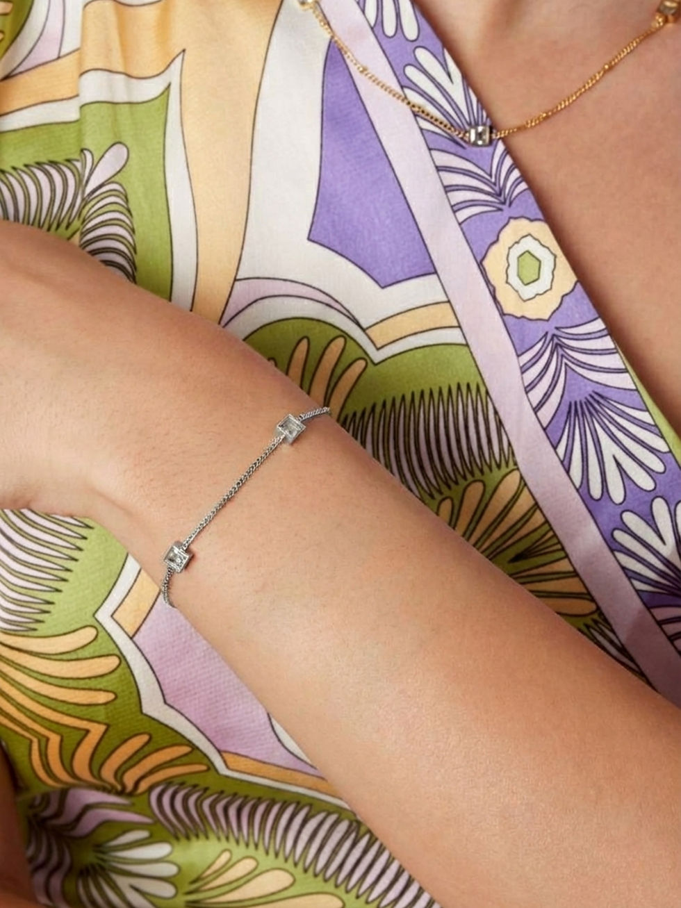 Detailaufnahme des Allegra Armbands am Handgelenk – Minimalistisches Silber-Design für einen eleganten Alltags-Look.