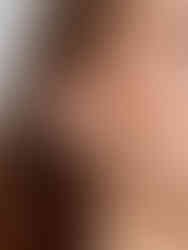 Adela Gliederohrringe in Gold getragen – eleganter Look für Damen.