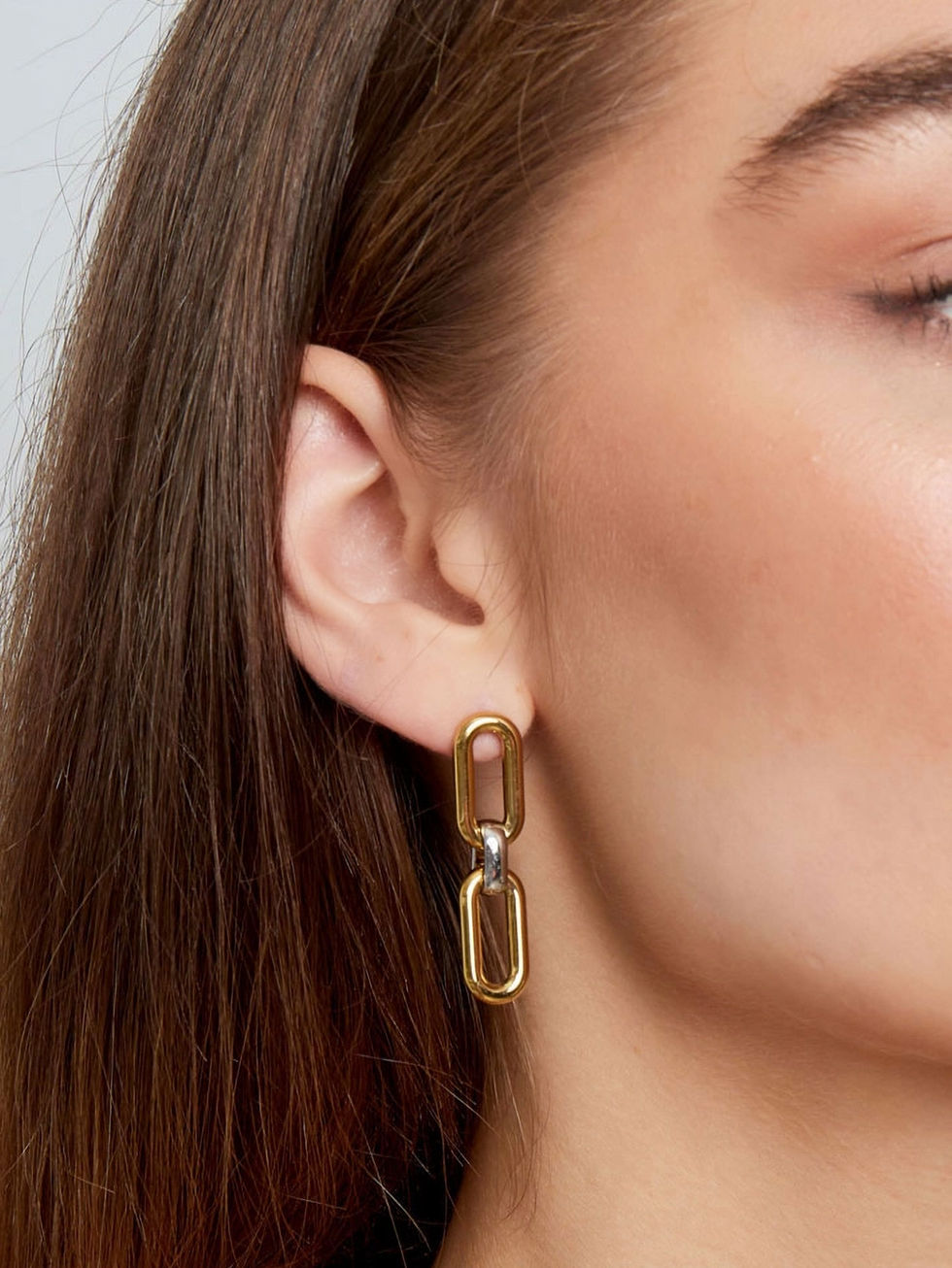 Adela Gliederohrringe in Gold getragen – eleganter Look für Damen.