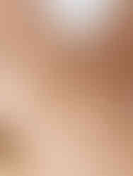 Detailaufnahme des Georgina Armbands am Handgelenk – Minimalistischer Edelstahlschmuck in Gold für den Alltag.