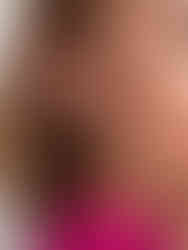 Detailansicht der Lysandra Ohrringe am Ohr getragen – elegantes Zusammenspiel aus goldenem Ornament und violettem Akzent.