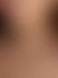 Detailansicht der Mira Luna Halskette in Gold am Dekolleté getragen – eleganter Herzschmuck aus wasserfestem Edelstahl.