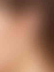 Cira Ohrringe am Ohr getragen – zeigt die perfekte Größe und die elegante Struktur der goldenen Creolen.