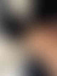 Detailaufnahme des Cormela Armbands an einer Schlangenkette – Elegantes Design mit vierblättrigen Kleeblättern.