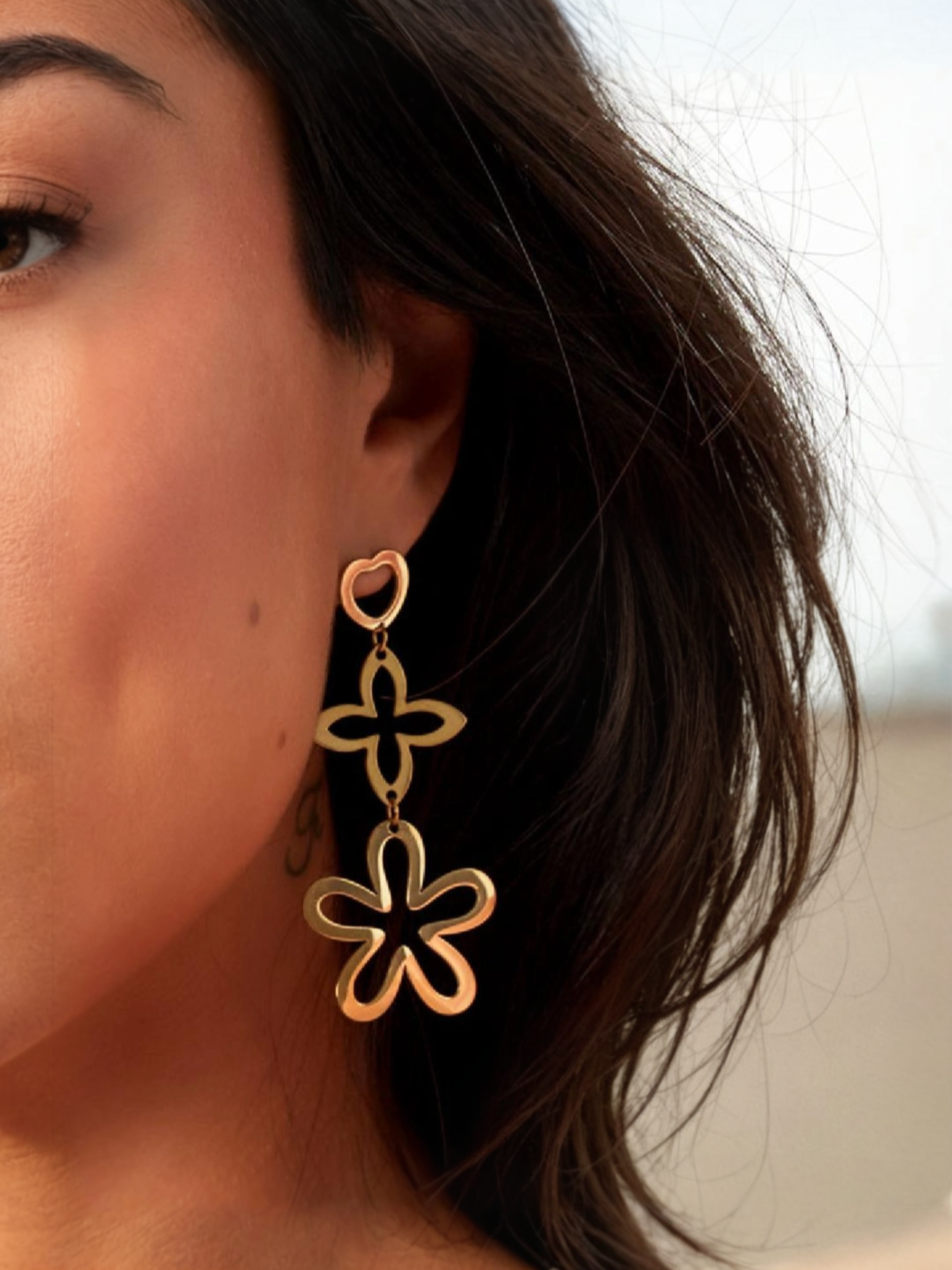 Meliora hängende Blumen Ohrringe in Gold und Silber von Sabibel – zeitlos & elegant.