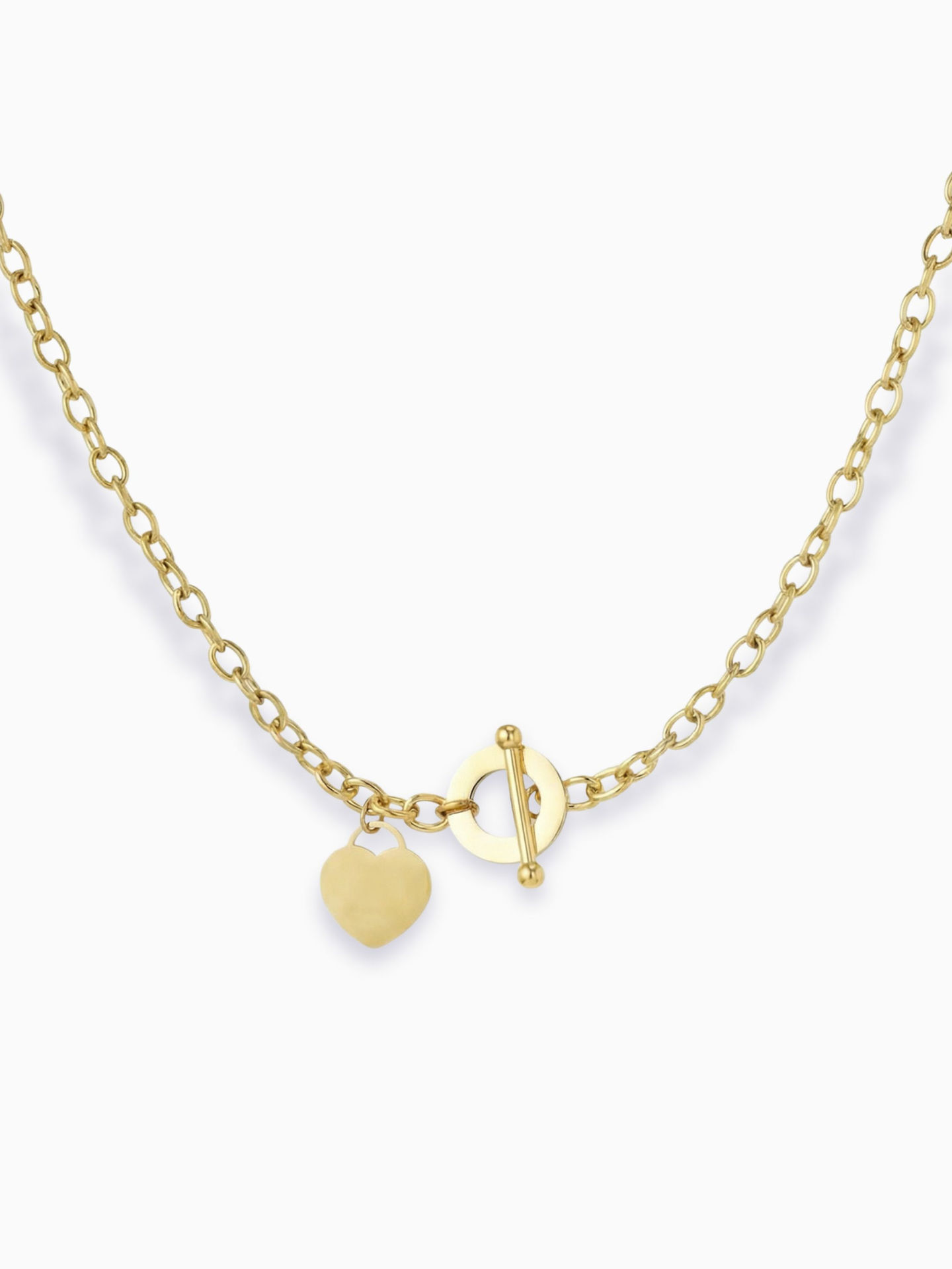 Goldene Cecily Halskette aus Edelstahl mit Herzanhänger und rundem Knebelverschluss auf weißem Grund.