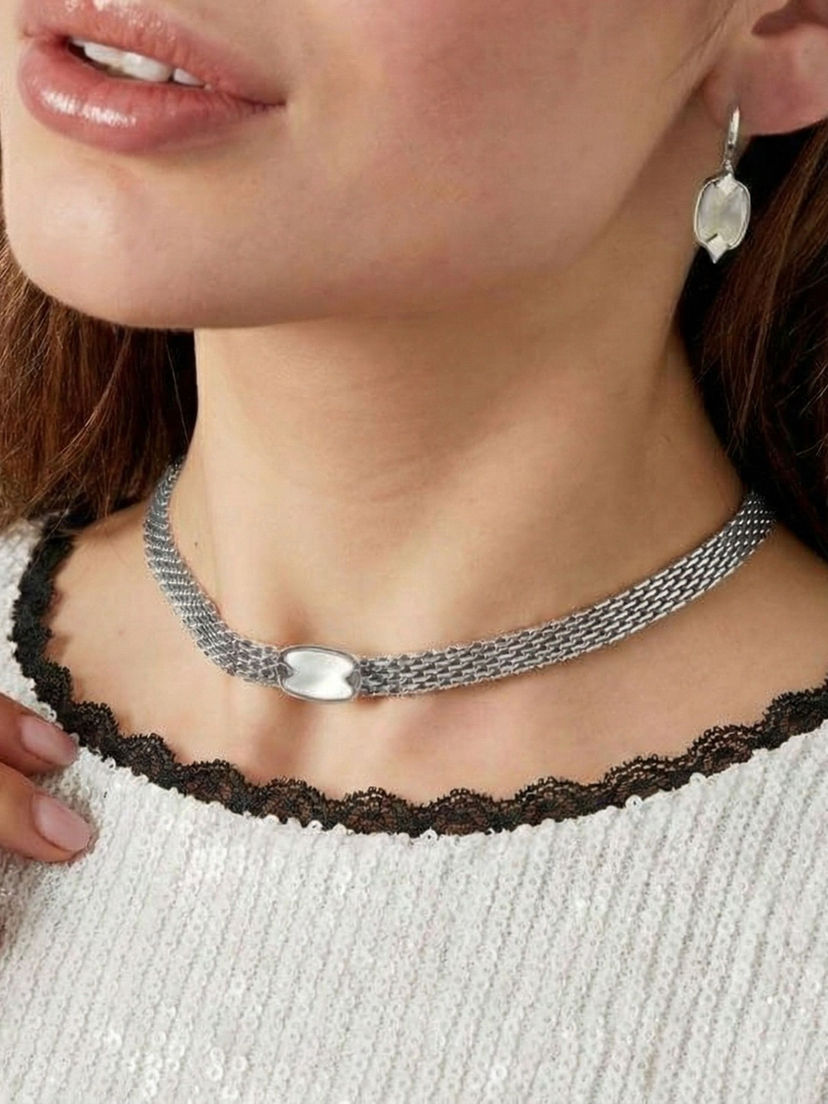 Detailansicht der silbernen Lola Halskette am Dekolleté – wasserfester Edelstahlschmuck mit Vintage-Vibe.
