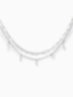 Silberne Loren 2-in-1 Halskette aus Edelstahl mit Paperclip-Gliedern und fünf kleinen Halbmond-Anhängern auf weißem Grund.