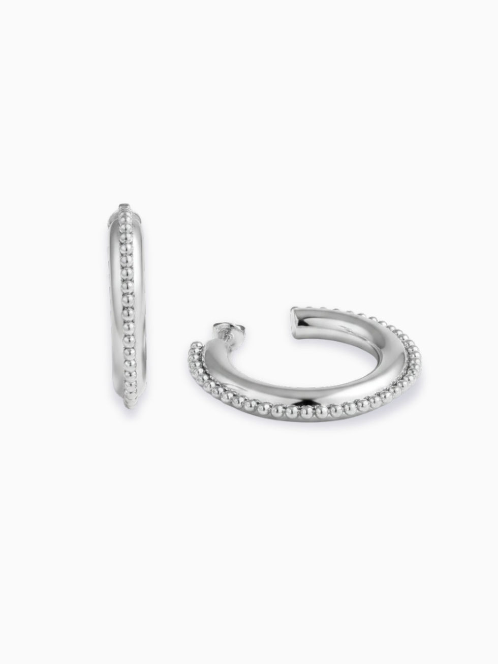 Silberne Velora Creolen aus Edelstahl – bauchige Hoops mit taktiler Perlen-Struktur in kühlem Hochglanz-Finish.