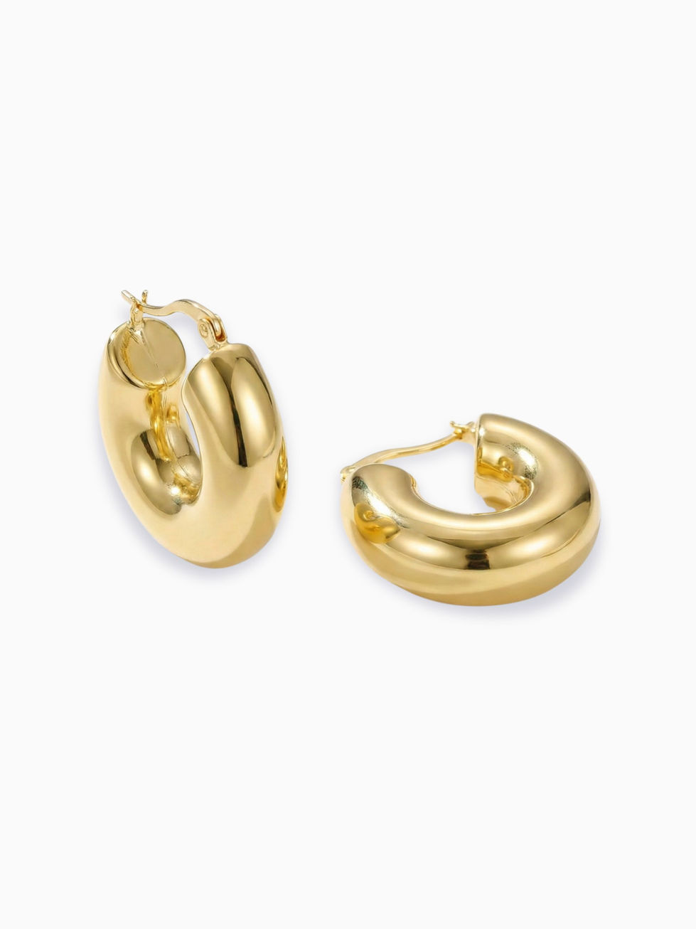 Goldene Zora Creolen aus Edelstahl – breite, bauchige Chunky-Form mit hochglanzpolierter Oberfläche auf weißem Grund.
