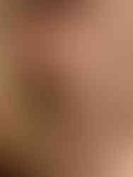 Detailansicht der Marianna Kaskaden-Ohrringe am Ohr getragen – modernes organisches Statement in glänzendem Gold.