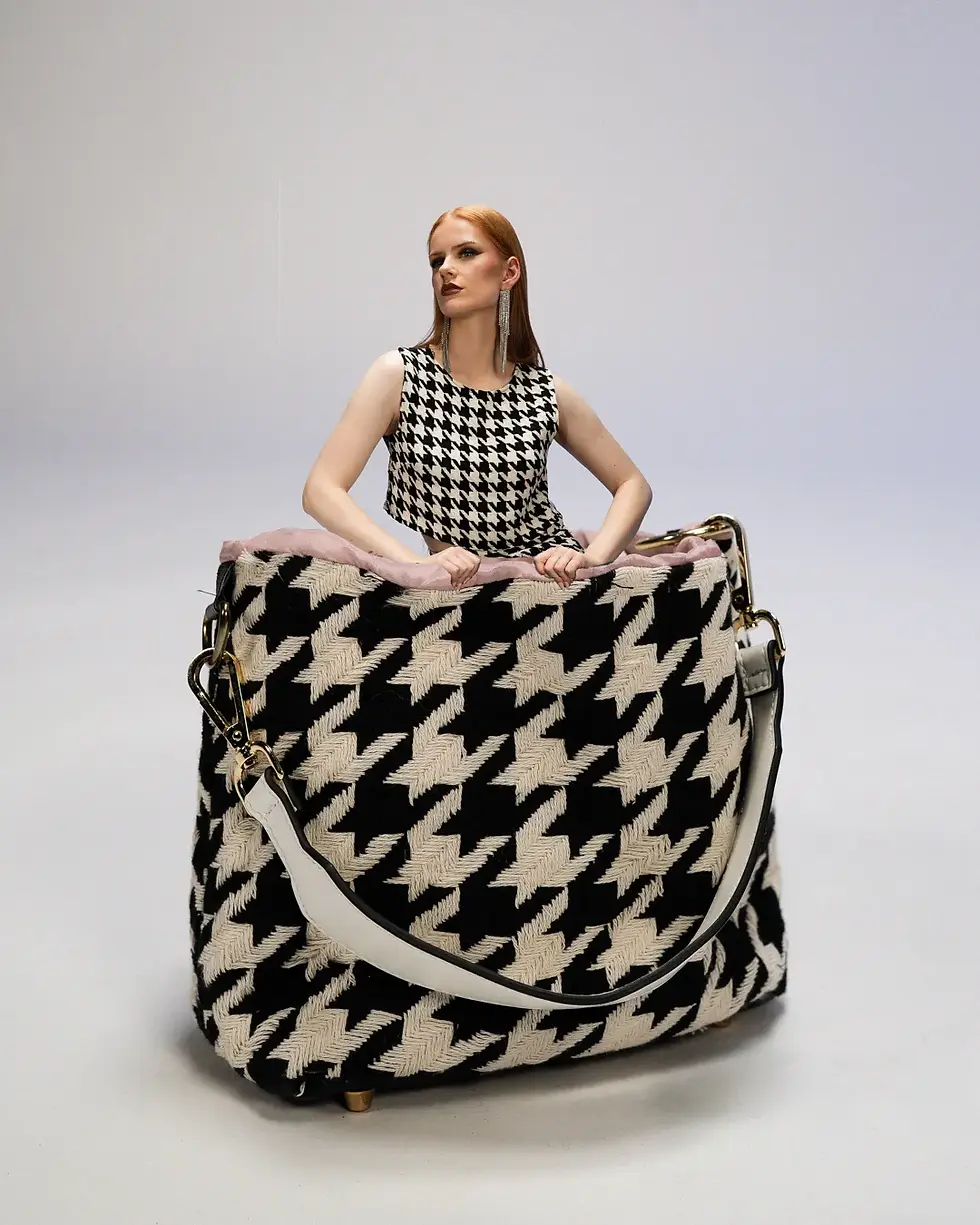 Model mit einem Kleid mit offenem Detail am Bauch und Hahnentrittstoff.