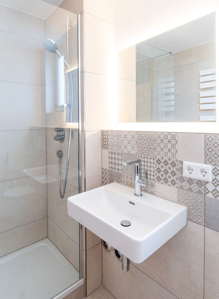 modernes-badezimmer-mit-dusche-und-waschbecken.jpg