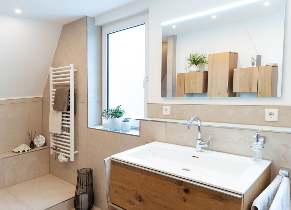 familienbad-mit-holzwaschtisch-und-spiegelschrank.jpg