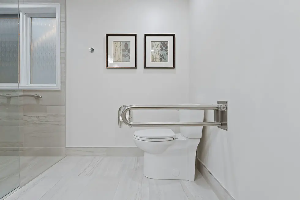 barrierefreies-badezimmer-mit-stuetzgriffen.webp
