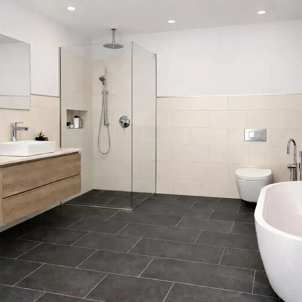 Modernes Badezimmer mit bodengleicher Dusche.webp