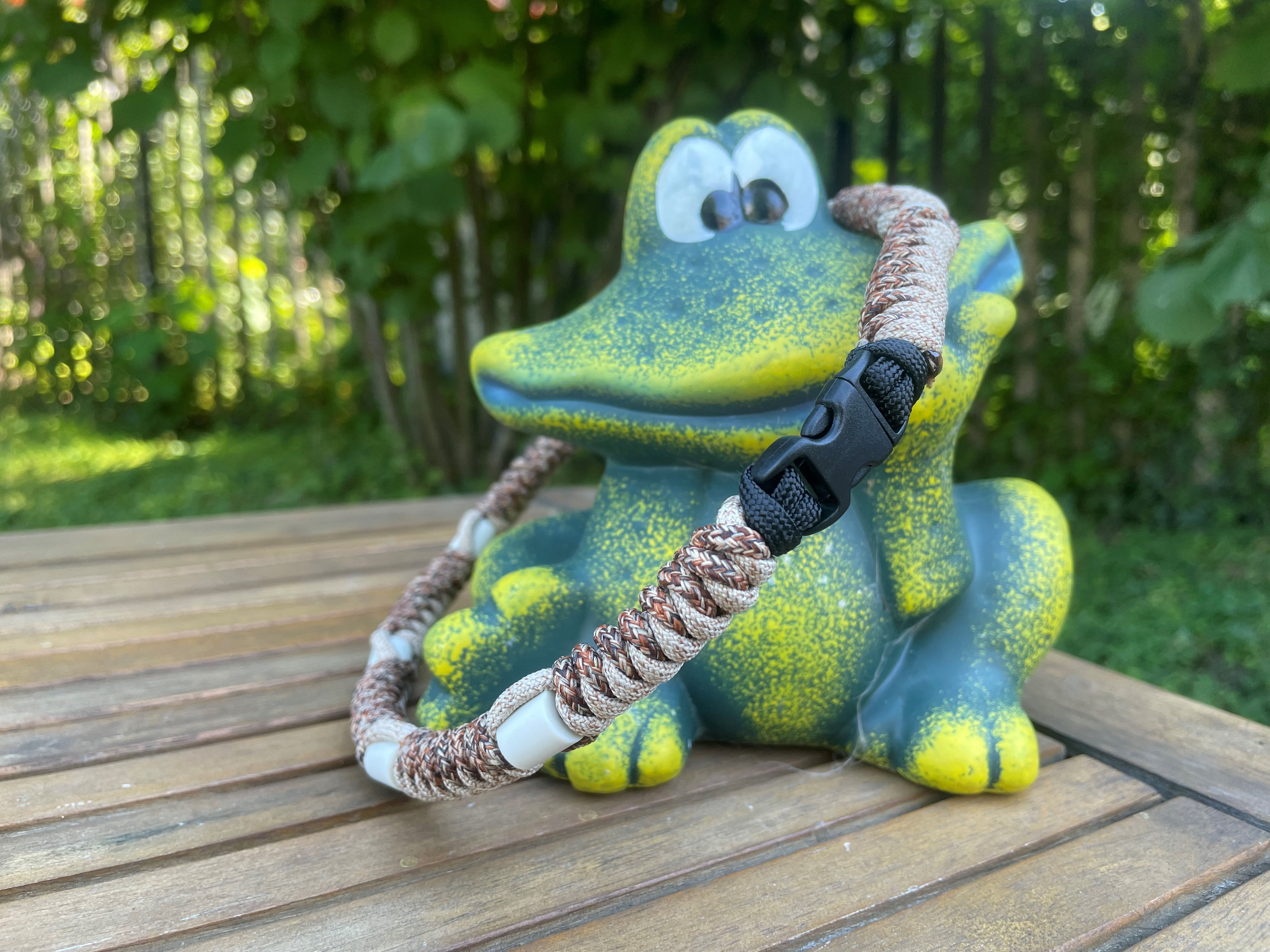 collier boucle plastique