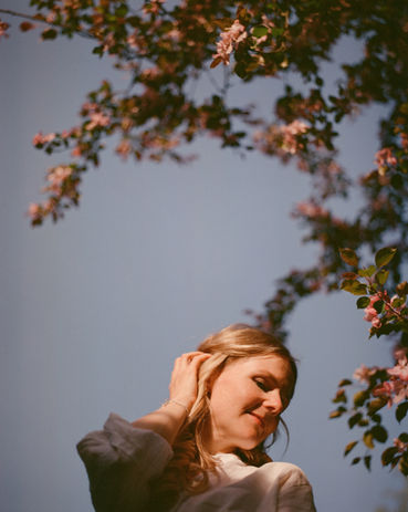 Analogfoto Kirschblüte Frauenporträt