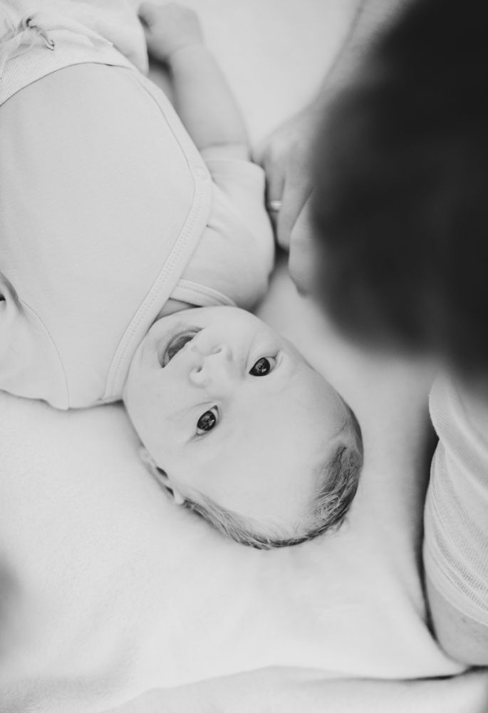 Baby schaut Papa an Babyfotografie Bayreuth