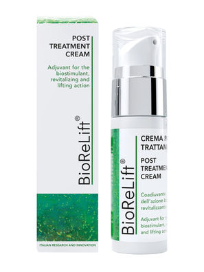 Påfør 1-2 ganger om dagen og masser til den er helt absorbert. For enda bedre resultater anbefales det å kombinere med BioReHydra Treatment Serum.

Formelen inneholder OVER 20 AKTIVE INGREDIENSER, slik som:
4 BIOMIMETISKE PEPTIDER FORBEDRET MED KOLLOIDAL PLATINUM
DIPEPTIDE DIAMINOBUTYROYLBENZYLAMIDE er et peptid som etterligner de lammende effektene av Waglers klapperslangegift. Det er en svært effektiv, syntetisk og vegansk aktiv ingrediens som etterligner virkningen av et peptid inneholdt i slangegift og produserer en Botox-effekt med anti-rynke- og anti-tyngdekraftseffekter. Ekstraksjonen av peptidet gjøres uten utnyttelse av dyr
COPPER-PALMITOYLHEPTAPEPTIDE-14 og HEPTAPEPTIDE-15-PALMITATE: synergi av to biomimetiske peptider i et enkelt frigjøringssystem, gjennom binding med kobber. Det er et aktivt målrettet leveringssystem som kan frigjøre den aktive ingrediensen der det er nødvendig. Takket være deres høye likhet med FGF fibroblastvekstfaktorer, fremmer disse peptidene kollagen- og elastinproduksjonen i huden. De fungerer også som antioksidanter, stimulerer dannelsen av glykosaminoglykaner og fjerner skadet kollagen og elastin fra huden.
ACETYL-TETRAPEPTIDE-17 er et peptid med modulerende effekt, mer presist induserer det syntesen av proteoglykaner, også kalt lumicaner, av fibroblastene i dermis. Disse glykoproteinene utgjør stillaset til dermis, da de er i stand til å organisere kollagenfibrene i tre dimensjoner, og dermed opprettholde den ordnede strukturen til dermis. - KOLLOIDAL PLATIN gjenoppretter den elektriske balansen i epidermis og gjør huden mindre utsatt for skader fra frie radikaler og for tidlig aldring. Platina stabiliserer peptider, øker deres effektivitet og stabilitet. Den har også en cellefornyende effekt på huden, ødelegger frie radikaler, reaktiverer cellulære prosesser, fukter huden og fremmer penetrasjon av aktive elementer.
MIKRONISERT HYALURONSYRE med høy absorpsjon, utøver en uttalt fuktighetsgivende virkning takket være dens hygroskopiske egenskaper, forårsaker en gjenvinning av vann i den cellulære matrisen til bindevevet og fremmer syntesen av kollagen og elastin.
VITAMINER Virkningen forsterkes av antioksidantvitaminer som PANTENOL, VITAMIN E, VITAMIN B2 og VITAMIN C i sin proprietære form ASCORBIL GLUCOSIDE.
AMINOSYRER Formelen kompletteres av en pool av aminosyrer med fuktighetsgivende og antioksidanteffekter som ARGININ, GLYCIN, PROLIN, LEUCIN, LYSIN, ISOLEUCIN og VALIN
ARGANOLJE, MANDELOLJE, SHEASMØR og BISABOLOL for en nærende lipofil fase av naturlig opprinnelse.

Aktive ingredienser: isoleucin, leucin BCAA, valin BCAA, arginin, lysin, glysin, prolin, hydroksyprolin, arginin, gamma-aminosmørsyre, askorbylglukosid, riboflavin.
Plantekraft fra alger: Kjempealger, brunalger og grønn "kaviar" støtter optimalt den gjenoppbyggende og oppstrammende effekten til produktet.
PRODUKTUTVALGET BIOREPEEL

BioRePeel-produktlinjen er produsert i Italia, noe som garanterer de høyeste kvalitetsstandardene.
Takket være deres formulering kan BioRePeel-produktene brukes hele året, er ikke-aldrende og er et ideelt supplement til andre skjønnhetsbehandlinger. Effekten av BioRePeel-produktene er umiddelbart synlige. Virkningsmåten deres ligger i kombinasjonen av flere aktive ingredienser, som sammen revitaliserer huden. Peelingsstoffene gir en frisk hud og stimulerer samtidig forbrenningen. Samtidig skaper de forutsetninger for at hudens næringsstoffer kan trenge først og fremst inn i de preparerte områdene av huden. Selv om BioRePeel fokuserer på sensitiv ansiktshud, tilbyr produsenten mer enn bare et produkt for ansikt, hals og dekolletage. En tilleggsbehandling designet for alle andre deler av kroppen gir lindring for sprukne hender, albuer, knær og føtter. Ved regelmessig bruk nyter brukerne langvarig, vakker