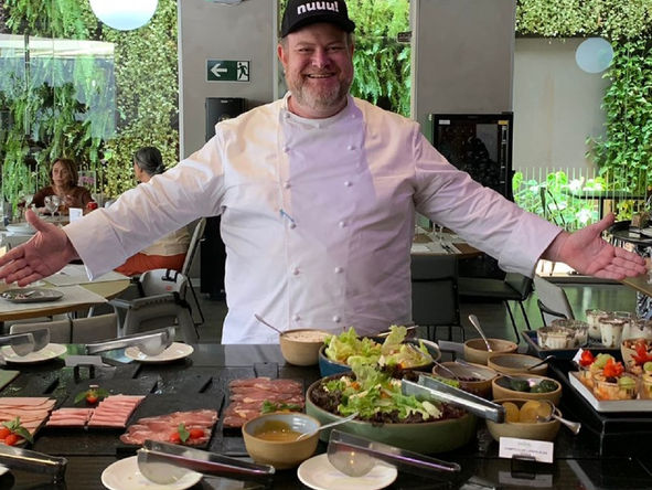 Brunch aos domingos traz buffet variado, opções de pratos quentes e até drinks a custo competitivo