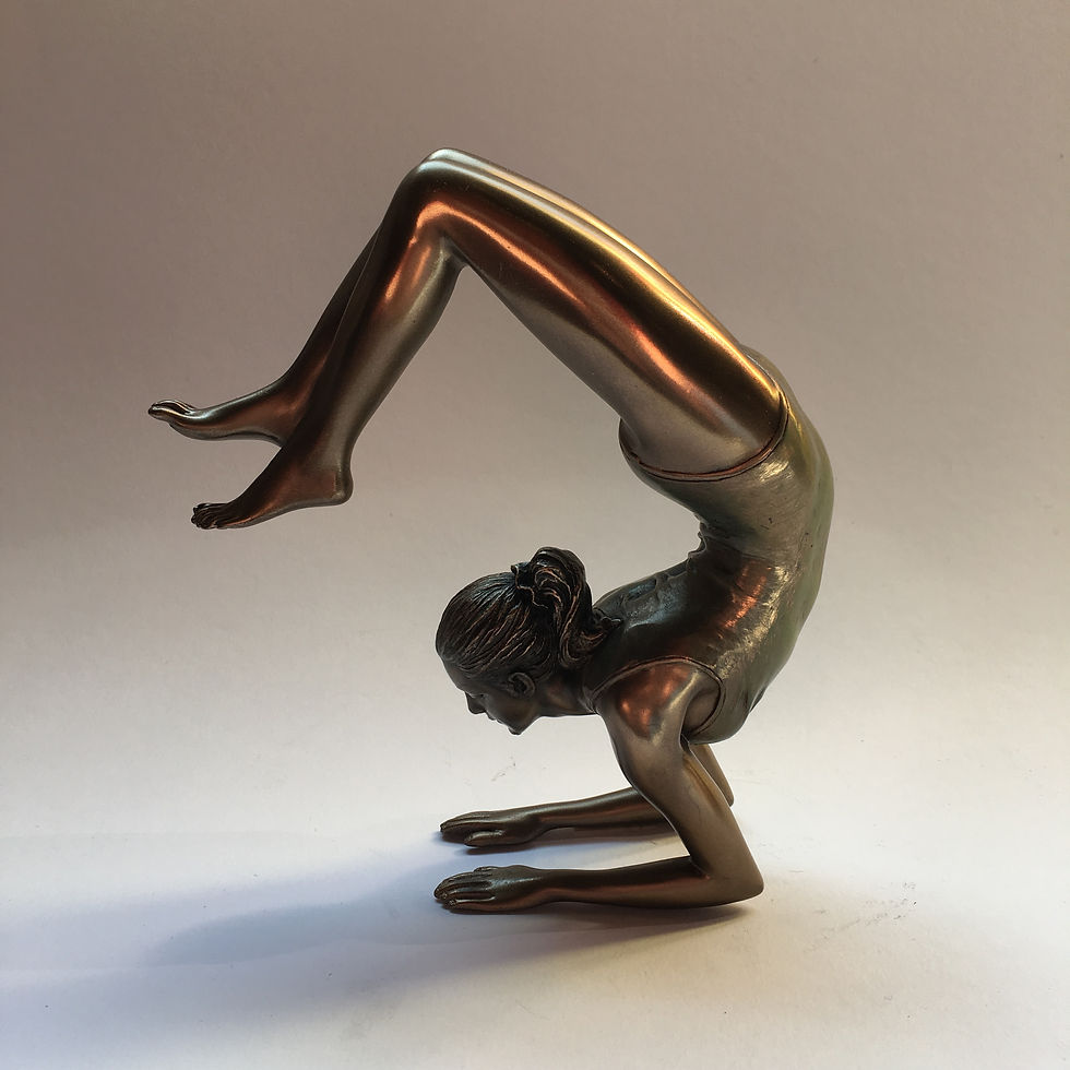 Bronskleurige beelden gemaakt van polystone.  Body talk vrouw gum gym asian spirit