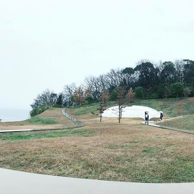 豊島美術館