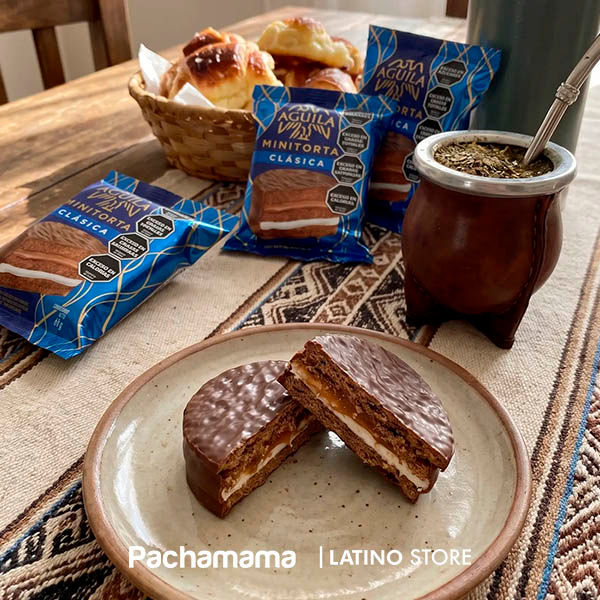 Aguila Minitorta Clasica Alfajor 69g served as an Argentine chocolate and dulce de leche treat
