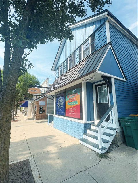 Picture of the blue Jewish Discovery Building from the outside