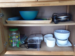 Waffeleisen und Schüsseln