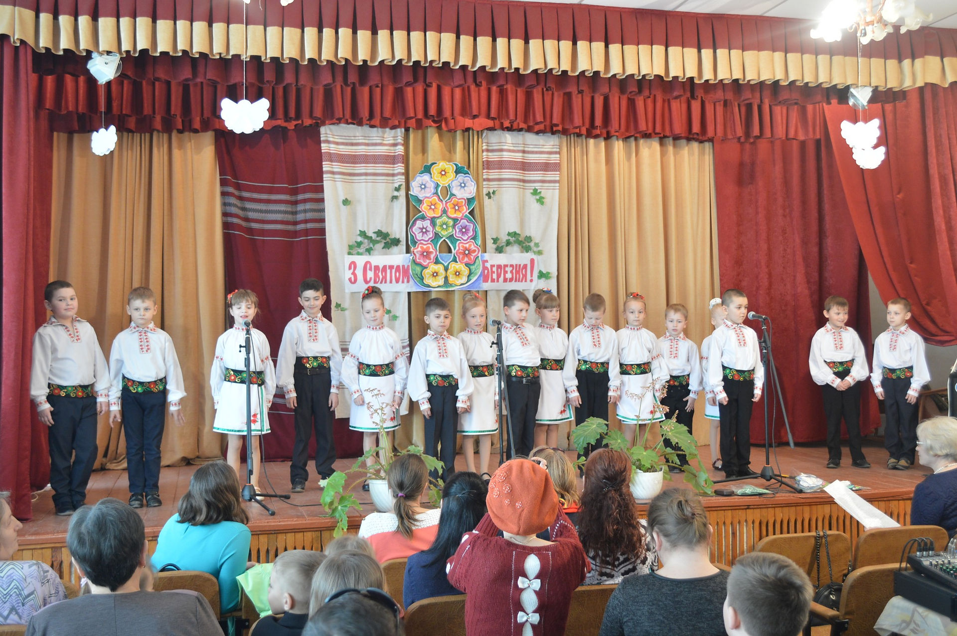 8 березня перші класи 2017 рокуDSC_0471