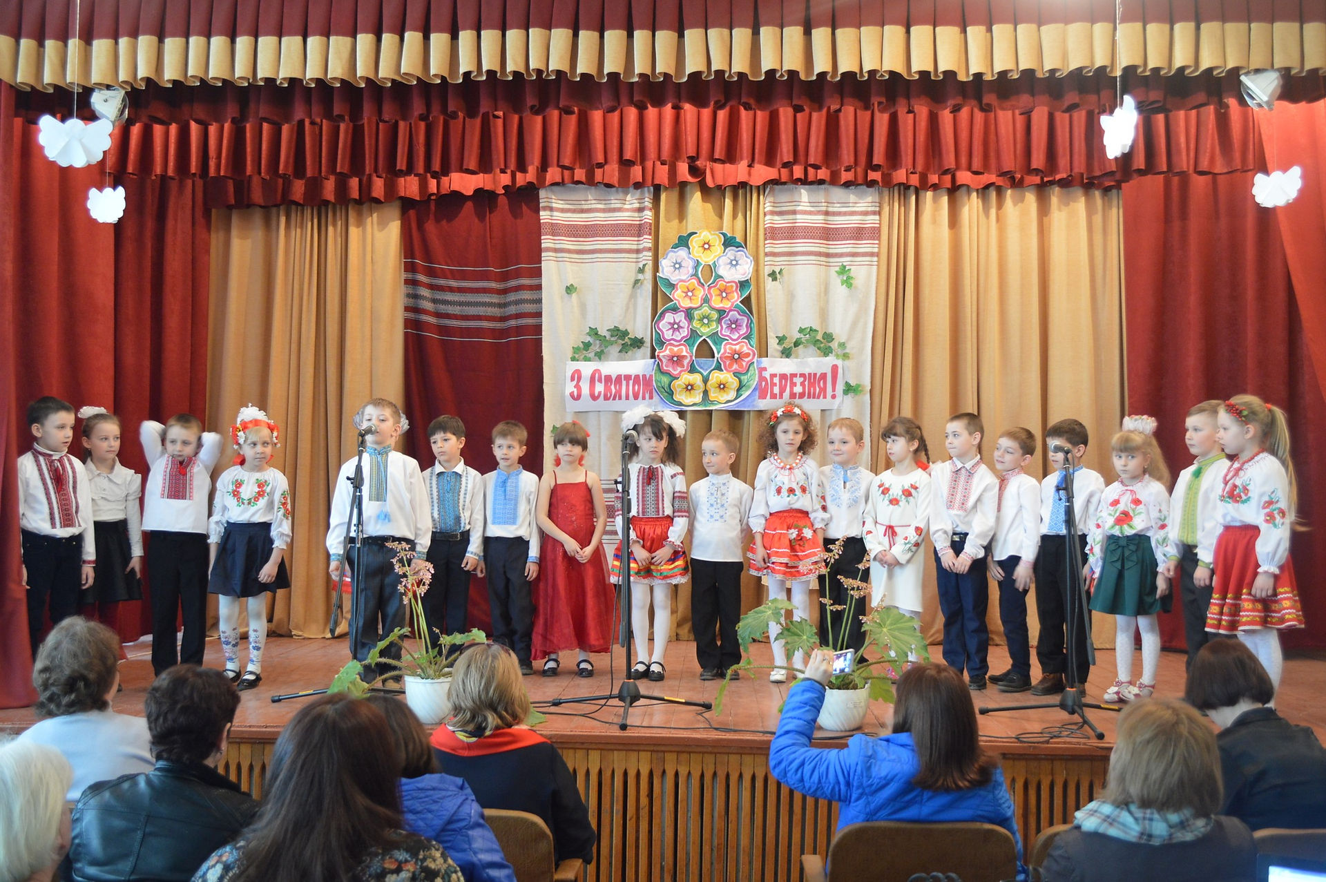 8 березня перші класи 2017 рокуDSC_0556