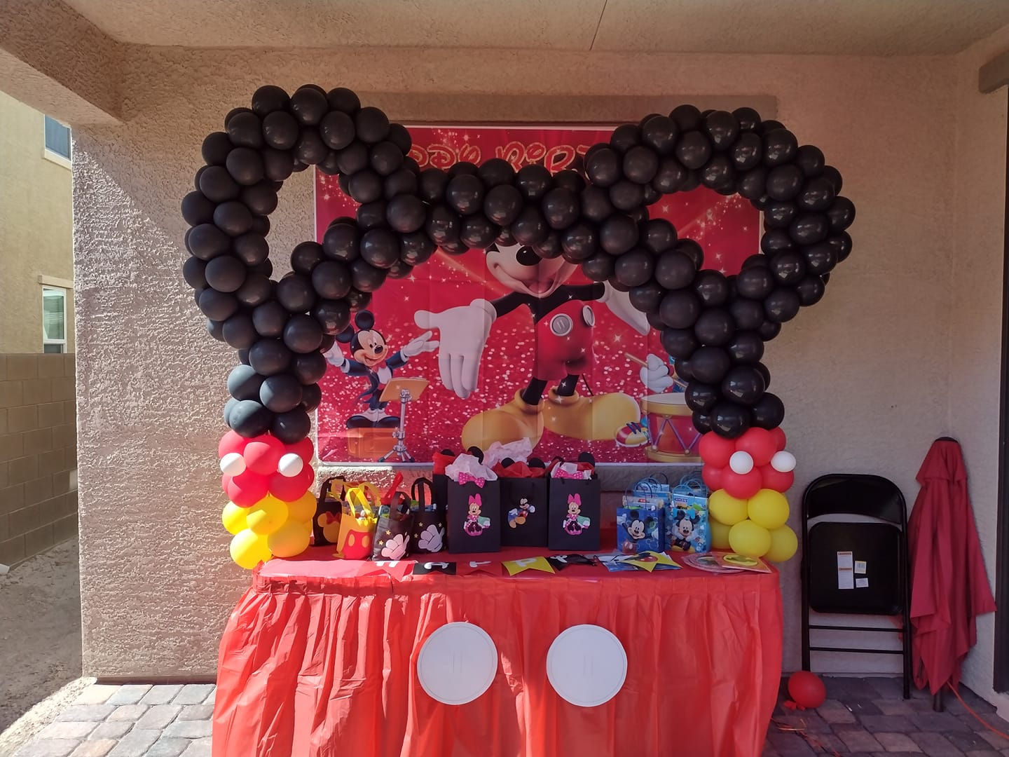 Mickey table arch