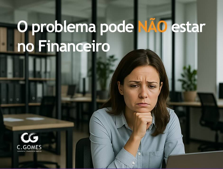 Mulher pensativa em escritório, com a mão no queixo. Texto na imagem: "O problema pode NÃO estar no Financeiro". Fundo com estantes. logo empresa CGOMES Consultoria e Mentoria