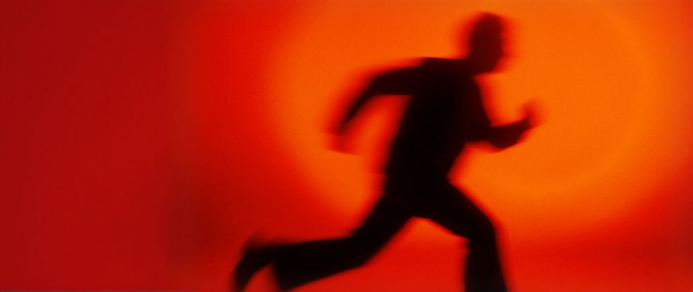 Sombra de hombre corriendo rápidamente sobre un fondo rojo, sin texto. skipai.co