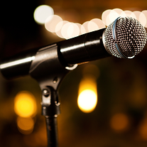 Gruppe vor einer Eventlocation trifft sich für einen gemeinsamen Kulturabend.