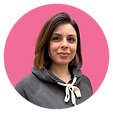 Meet5 Mitarbeitering Mina auf Rosa Hintergrund mit grauen Hoodie.
