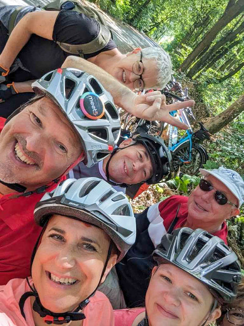 Group photo of participants making new contacts during a Meet5 event.