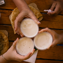 Freundesrunde in einem Kellerlokal mit gemütlichem Licht und entspanntem Austausch.