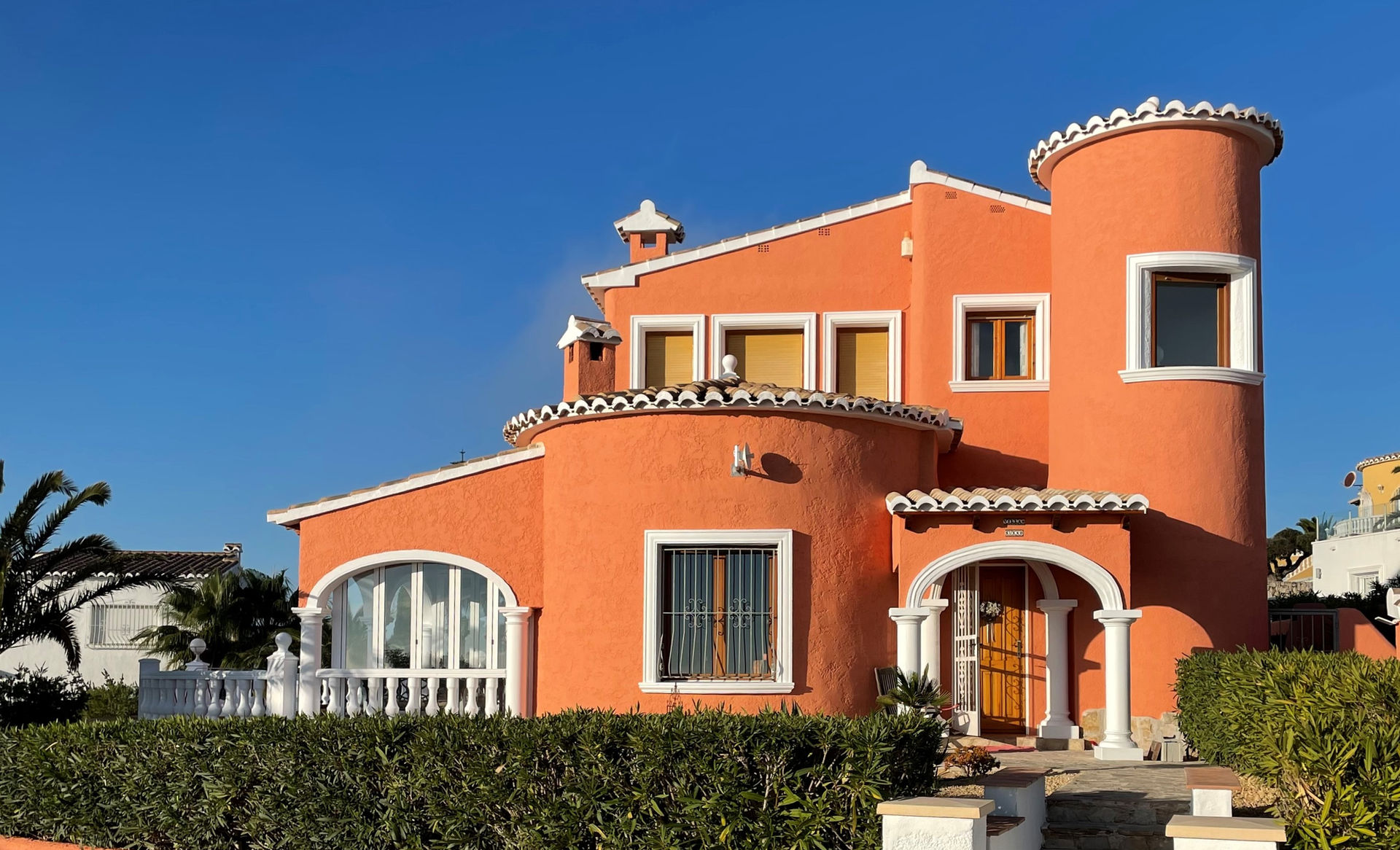 Das Ferienhaus Villa Sueño mit privatem Pool und Garten im Sonnenschein auf dem Cumbre del Sol an der Costa Blanca, in Benitachell, Alicante in Spanien