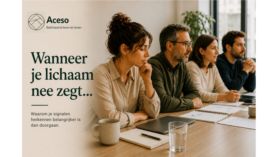 Dame in de vergadering die zichzelf voorbijloopt.