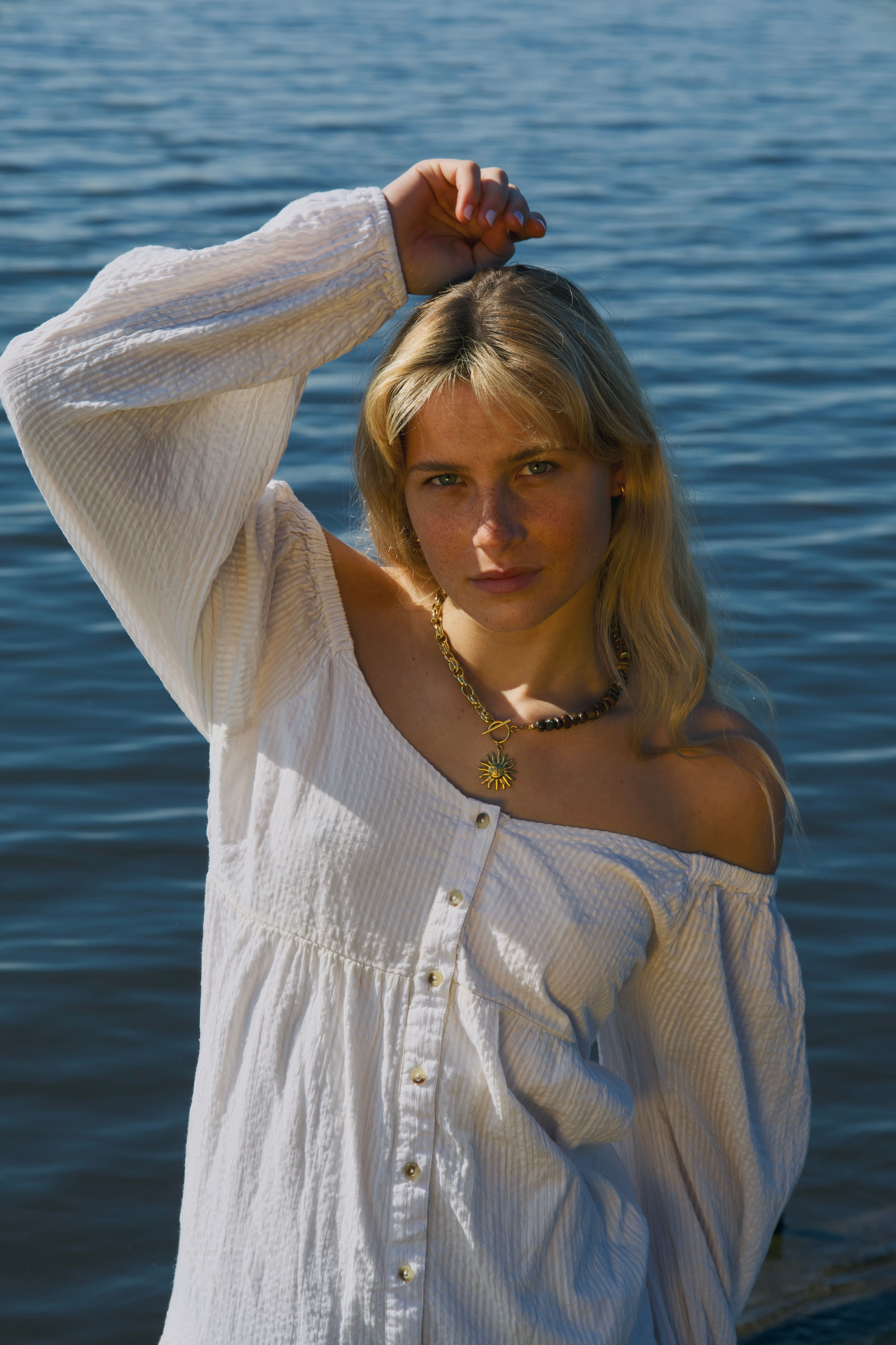 Collier fait main doré et avec des pierres naturelles marron tapioca Bijoux