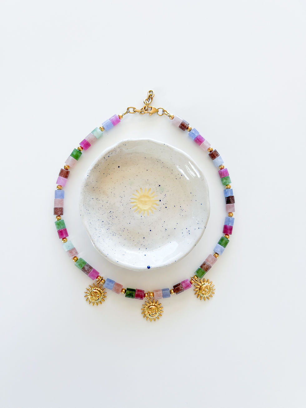 Collier fait main coloré avec petits pendentifs soleil Tapioca Bijoux