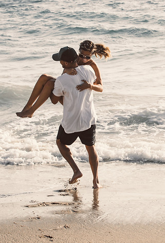 Couple heureux sur la plage