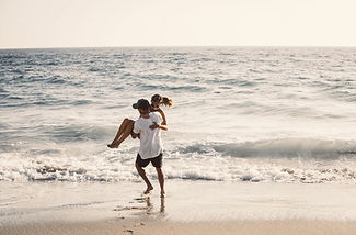 Couple heureux sur la plage