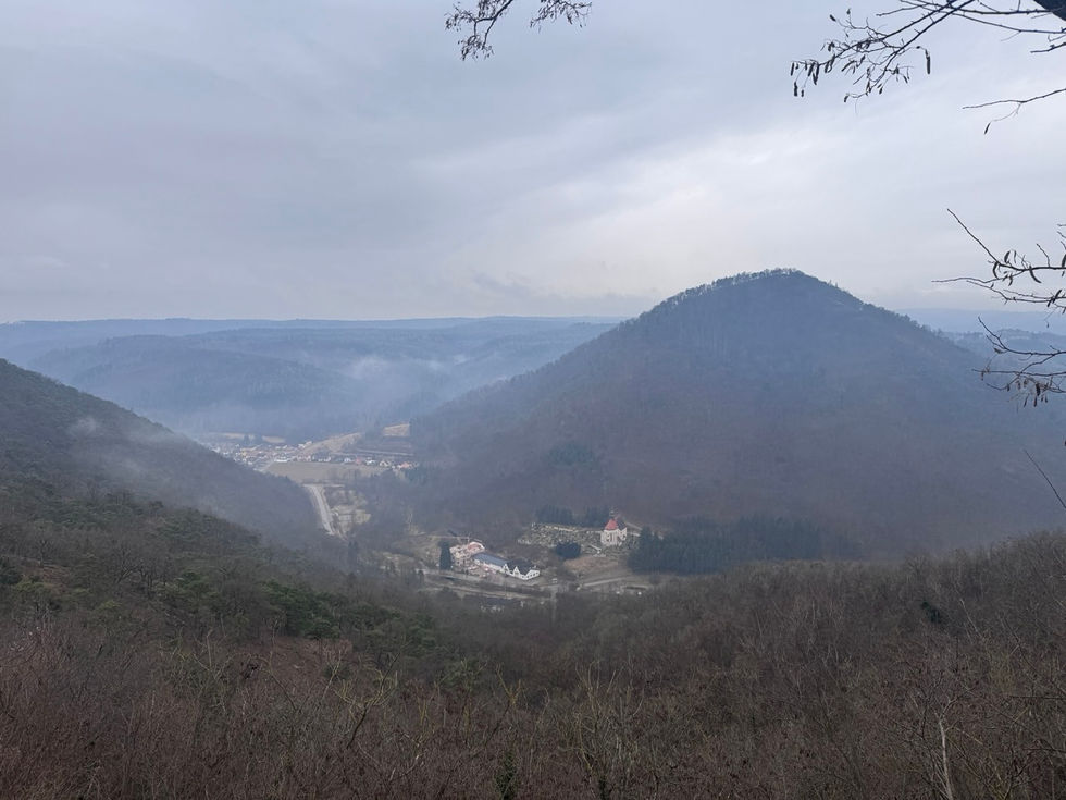 Die Bildserie „GöttwAIg – Recherche“ aus dem Projektzyklus „GöttwAIg. Wunderkammer(21). Barock Digital“ versammelt visuelle Feldnotizen eines künstlerisch-wissenschaftlichen Annäherungsprozesses an das Stift Göttweig. Landschaft, Architektur, Modelle, Details der barocken Formensprache und panoramatische Raumaufnahmen werden dabei nicht nur dokumentiert, sondern als Ausgangsmaterial einer digitalen Übersetzung verstanden. Die Recherche macht den Ort als historisch aufgeladene Topografie sichtbar und bildet die Grundlage für eine zeitgenössische Transformation der Wunderkammer zwischen Wahrnehmung, Archiv, Raum und Imagination.