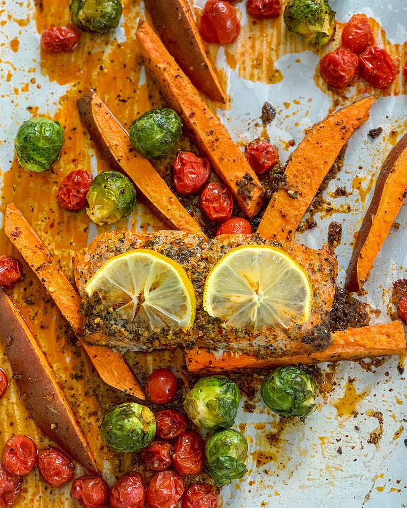 SHEET PAN ROASTED SALMON AND VEGGIES DINNER